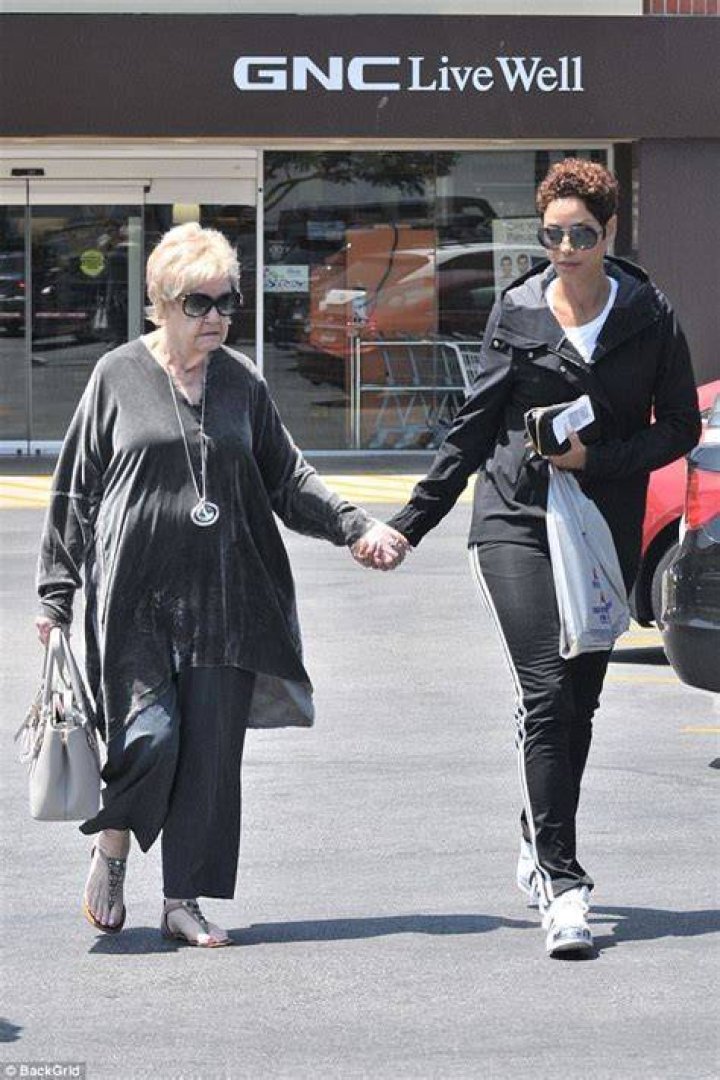 Nicole Murphy holds hands with fianc&eacute; Michael Strahan in Malibu