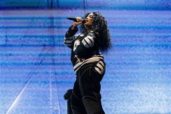 SZA's Dad Cries While Listening to 'Broken Clocks'