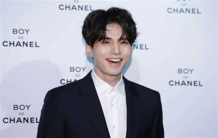 The Latest Scoop: Lee Dong-Wook's Marital Status Unveiled